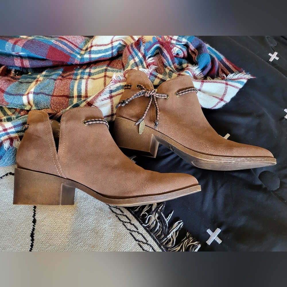 Groove Brown Booties